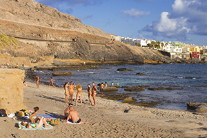 El Confital is nudist from the end of the boardwalk